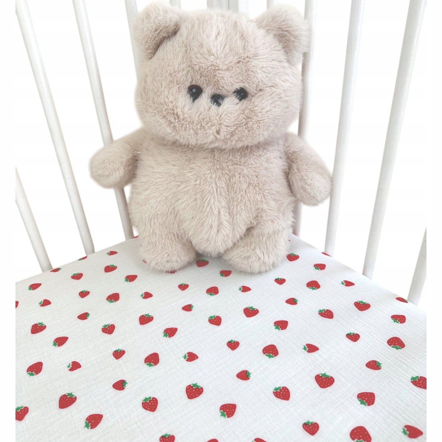 Prześcieradło do łóżeczka 60x120, muślinowe, truskawki | Plumeri